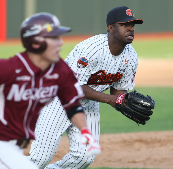 내야 땅볼을 직접 처리하는 유먼선수
